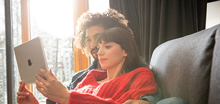 ein junges P&auml;rchen recherchiert online das Stellenangebot der VRGD