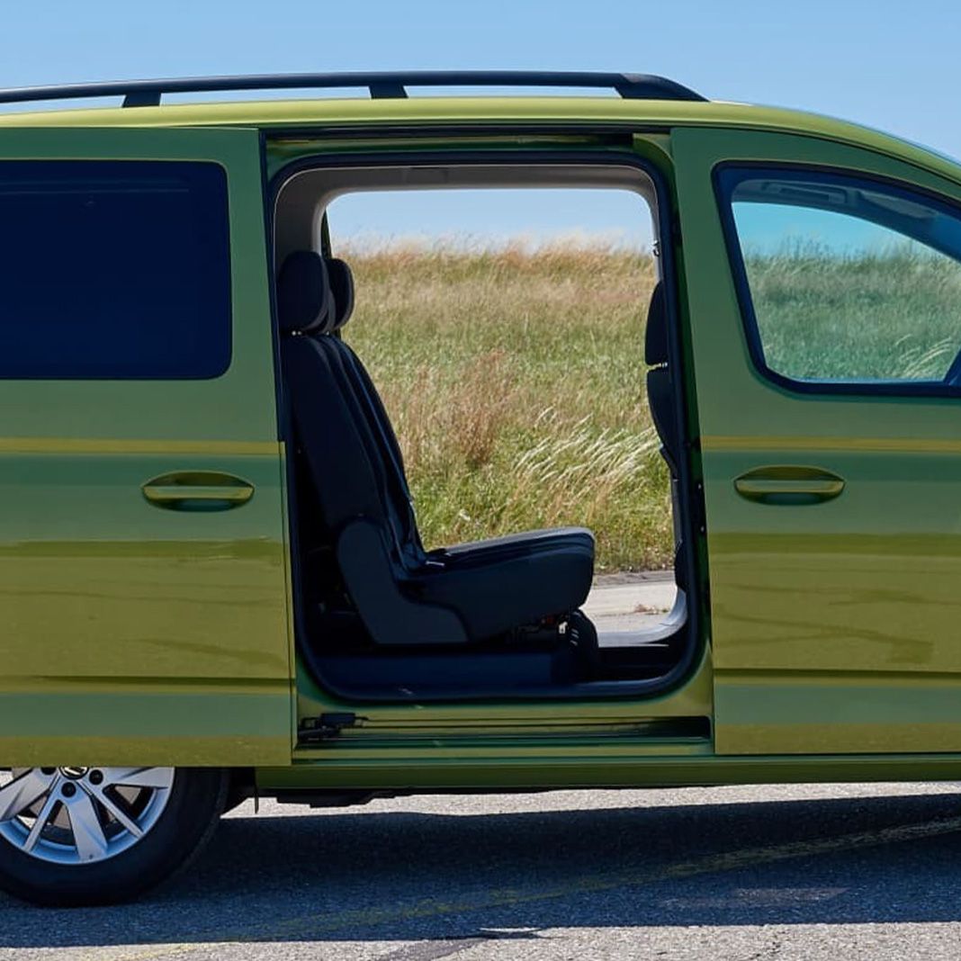 Volkswagen Nutzfahrzeuge Caddy California, gr&uuml;n, Seitenansicht mit ge&ouml;ffneten Schiebet&uuml;ren