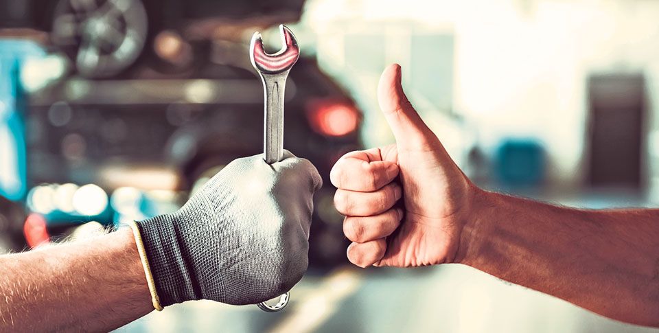 Hand mit Maulschl&uuml;ssel und Daumen hoch beim Werkstattservice der VGRB