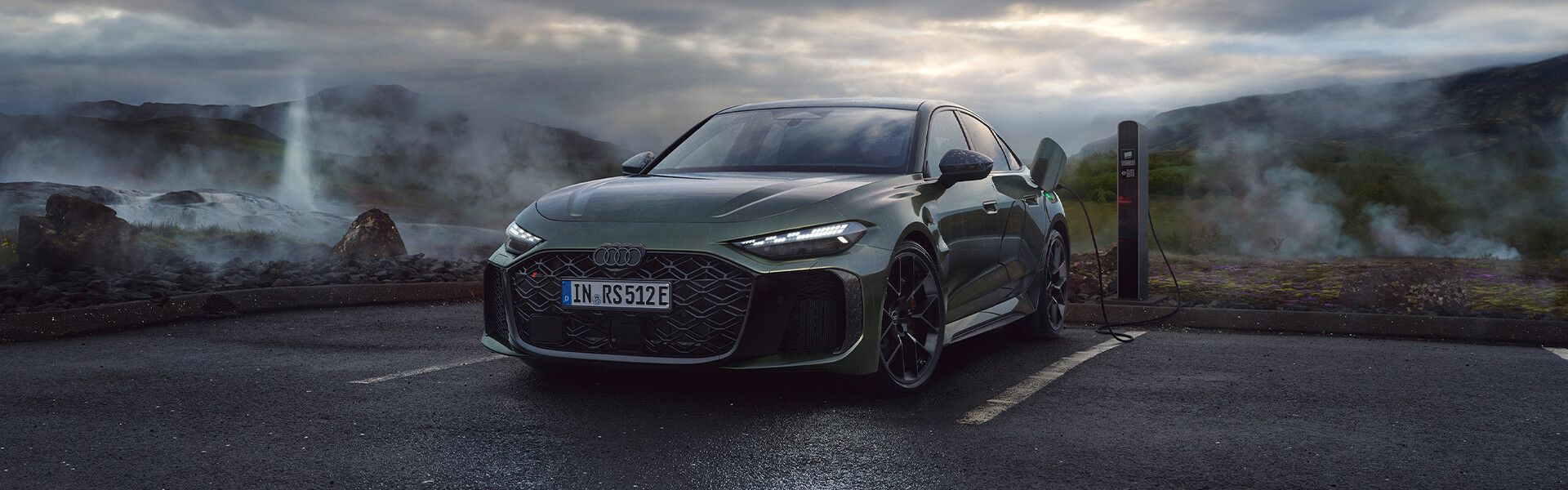 Eine Audi RS5 Limousine l&auml;dt an der Lades&auml;ule