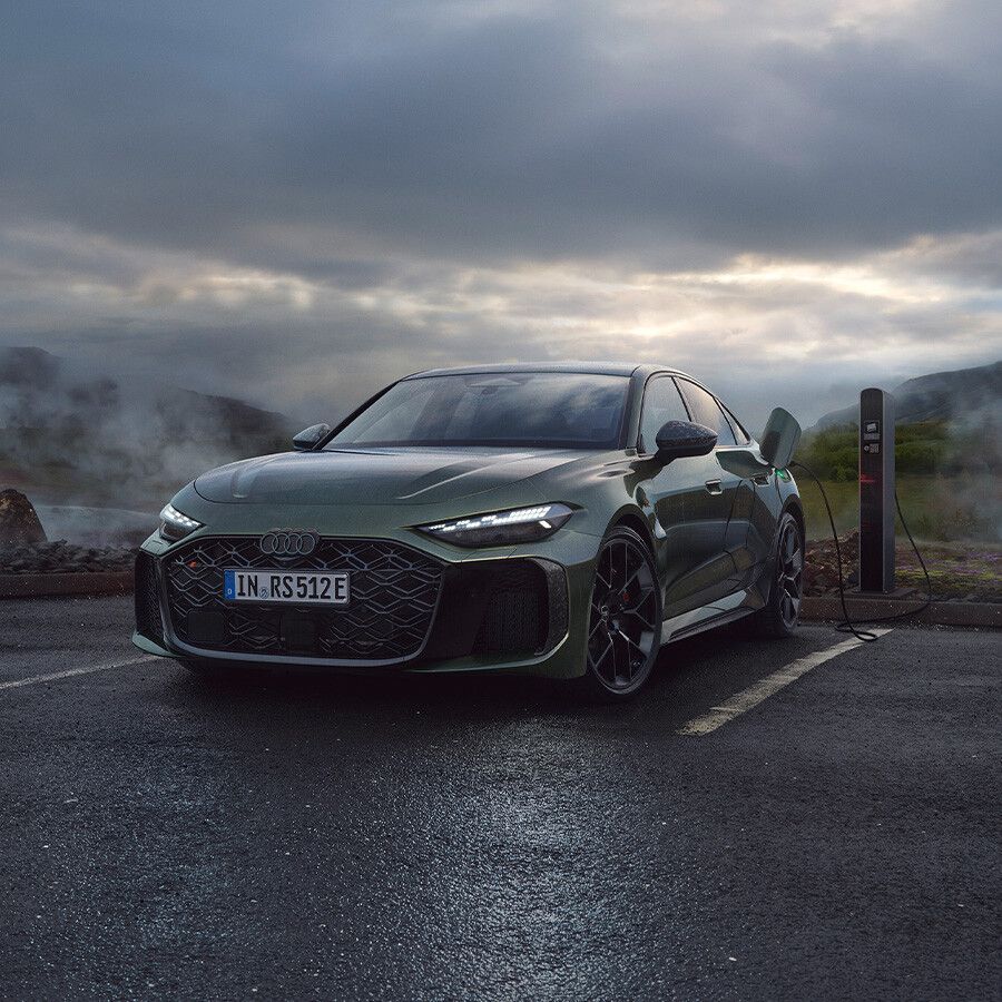 Eine Audi RS5 Limousine l&auml;dt an der Lades&auml;ule