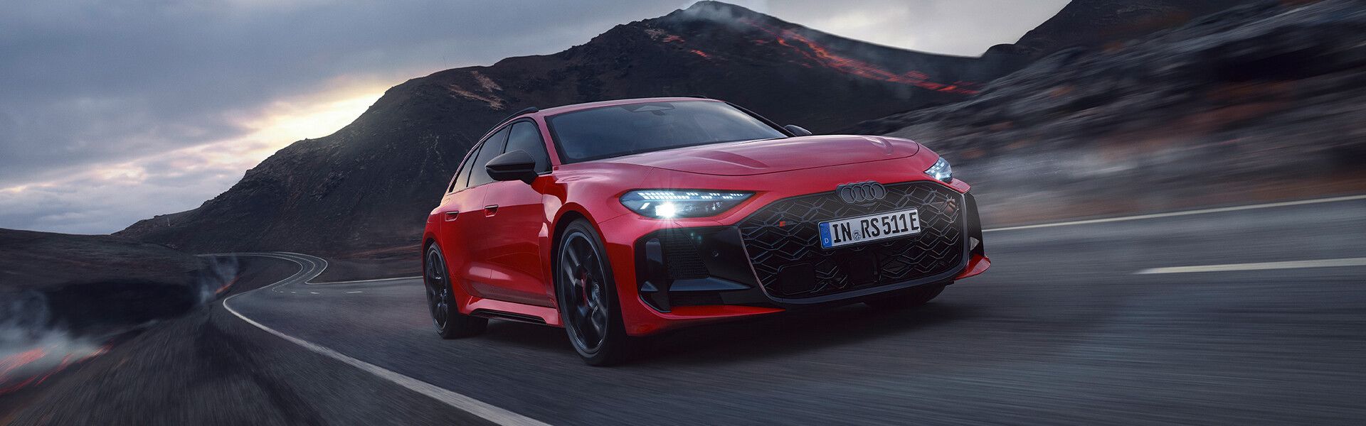 Ein Audi RS5 Avant f&auml;hrt auf einer Bergstra&szlig;e