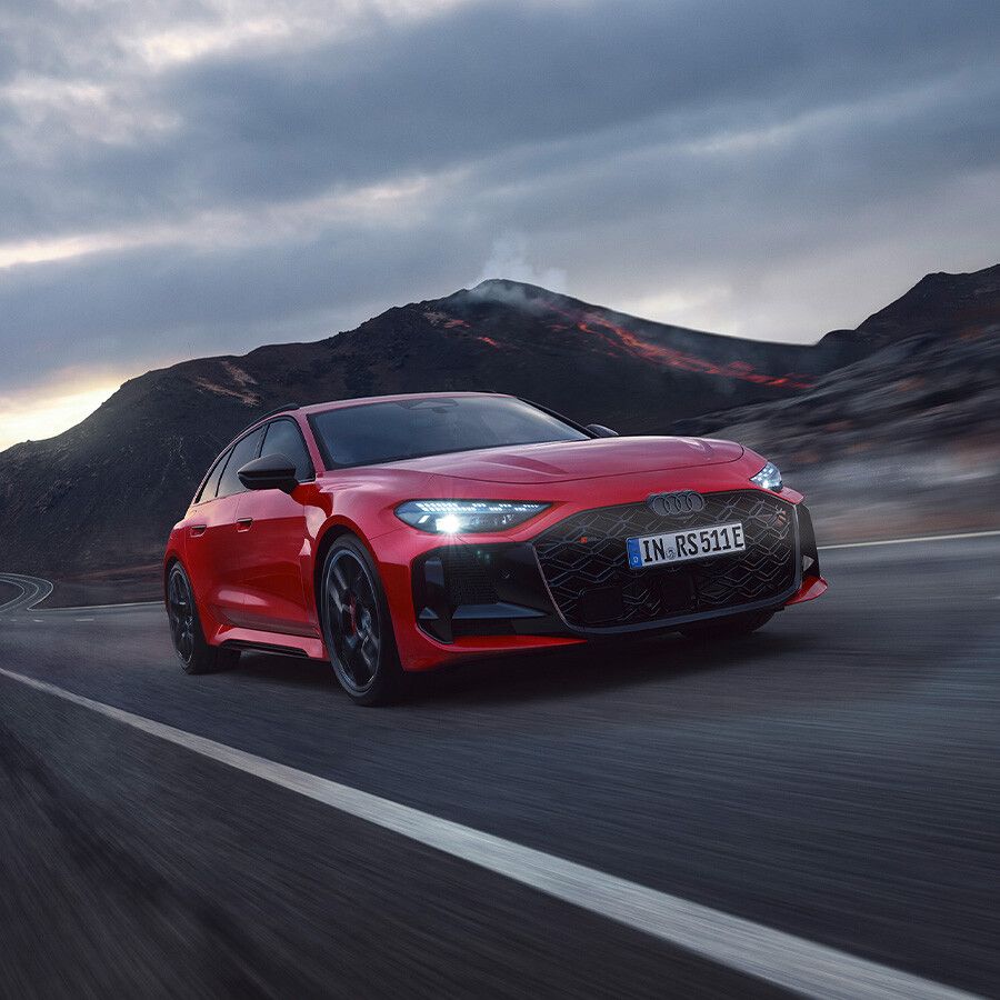 Ein Audi RS5 Avant f&auml;hrt auf einer Bergstra&szlig;e
