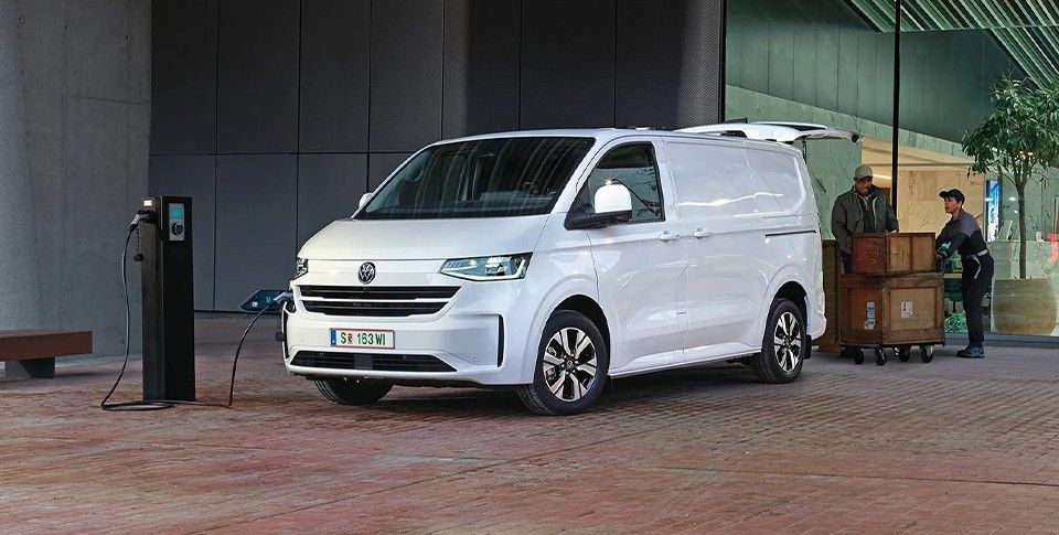 Ein wei&szlig;er e-Transporter Kasten beim Laden