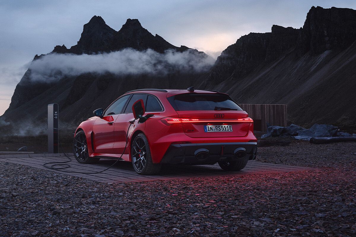 Ein Audi RS5 Avant l&auml;dt an einer Lades&auml;ule