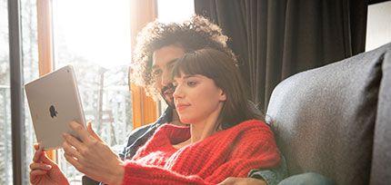 ein junges P&auml;rchen recherchiert online das Stellenangebot der VRGD