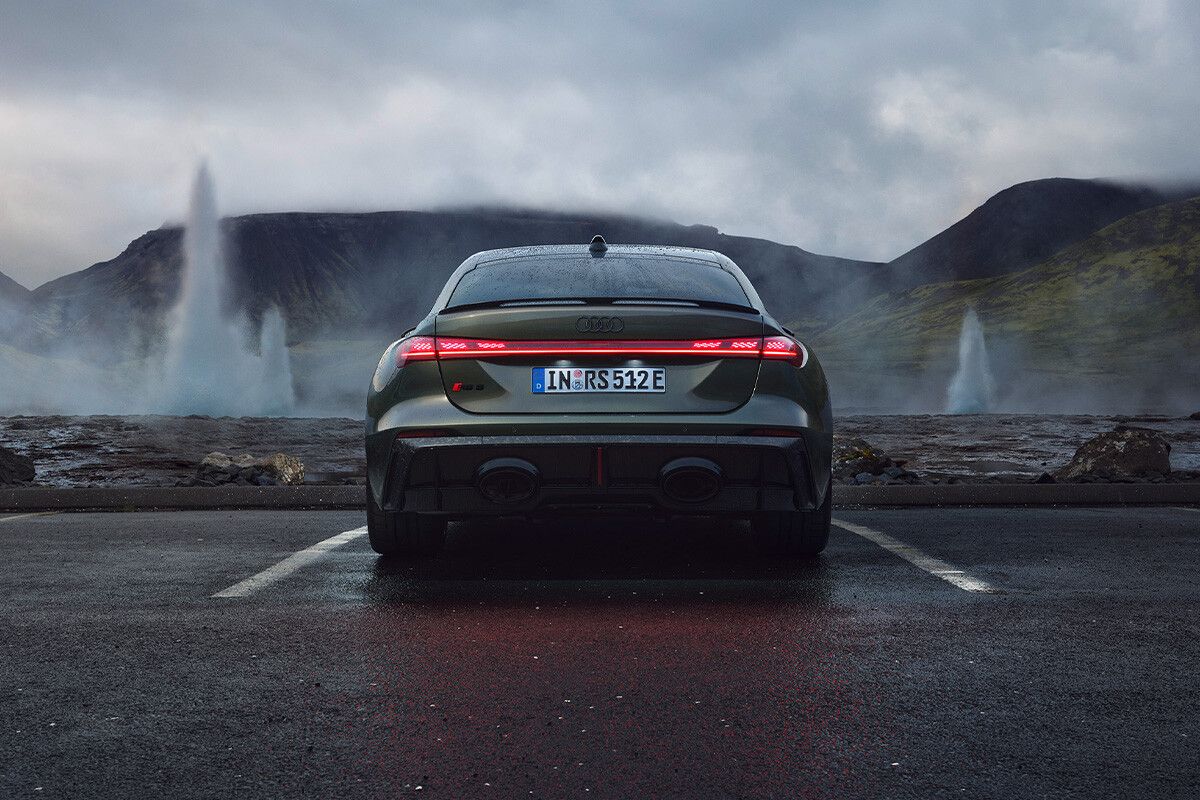 Eine Audi RS5 Limousine von der Heckperspektive in den Bergen