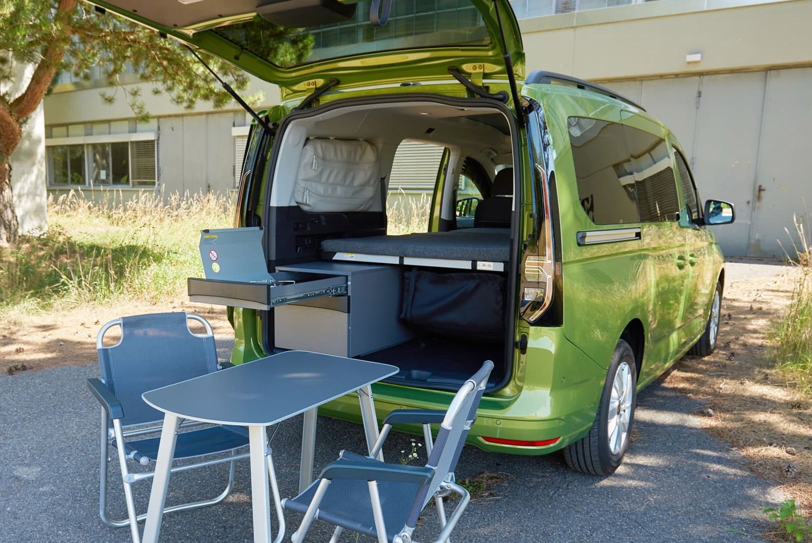 Volkswagen Nutzfahrzeuge Caddy California, Blick auf die Mini-K&uuml;che durch den ge&ouml;ffneten Kofferraum