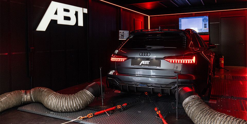 Ein Motorraum mit ABT Power R Badge