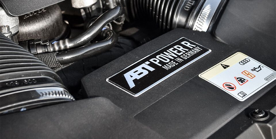 Ein Motorraum mit ABT Power R Badge
